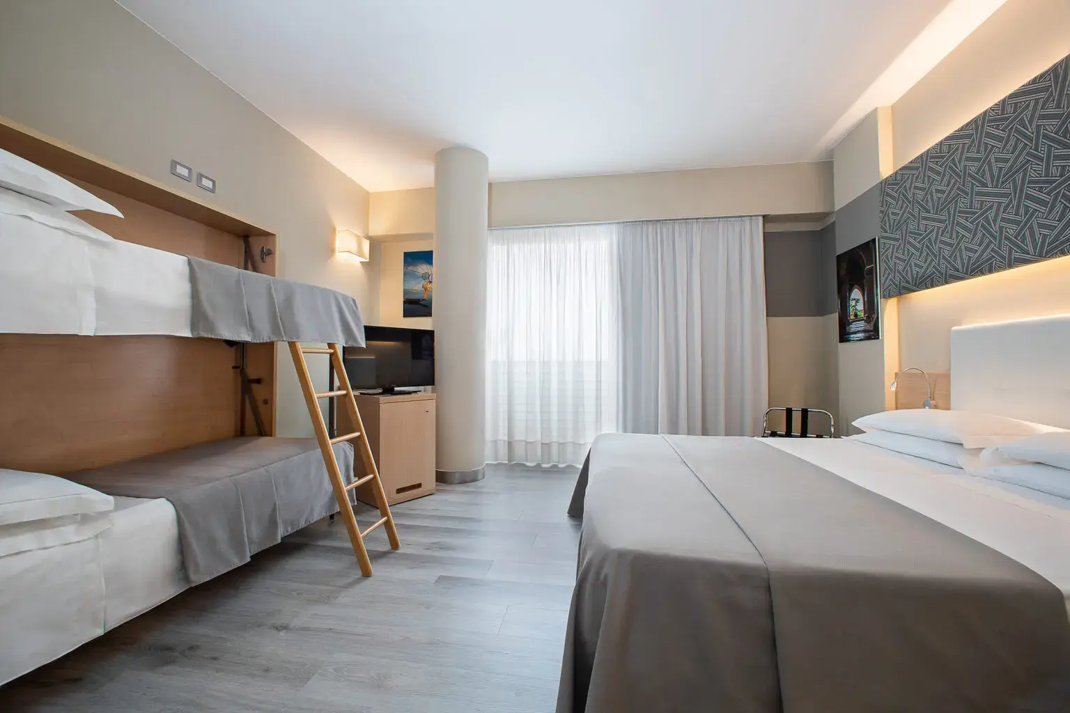 Camera quadrupla con vista mare, letto matrimoniale e letto a castello