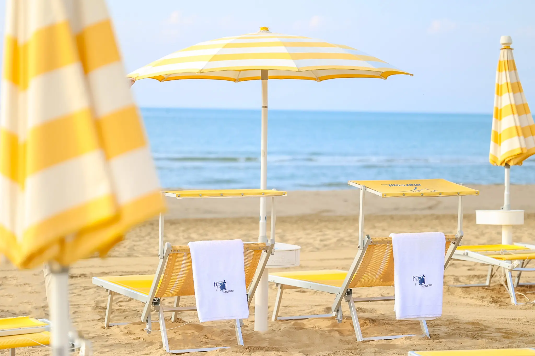 Ombrellone e lettini riservati nella spiaggia privata dell'Hotel Rosanna